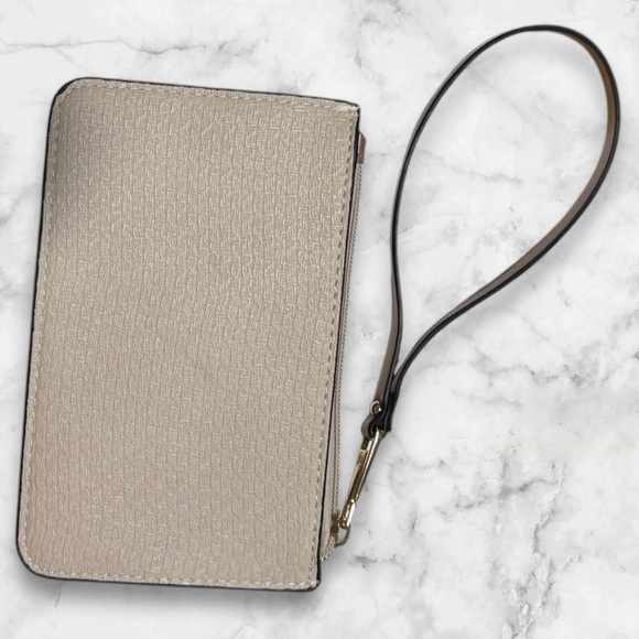 ✅💎Vintage Cream and Gold Clutch with Sleek Design in Vegan Friendly Leather - Picture 3 of 14